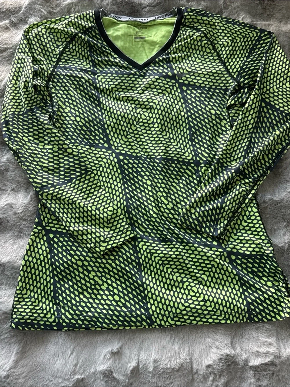 Nike Pro Fitted Long Sleeve Shirt V-Neck Geometric Green Womens Size XL-0464